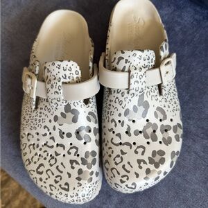 Skechers White and Gray Leopard Print Mules